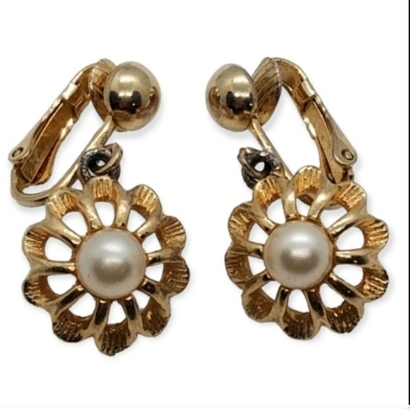 Avon Jewelry - AVON VINTAGE GOLDTONED & FAUX PEARL DAISY DROP CLIP ON EARRINGS